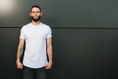 Logonuzu yeri olan beyaz boş t-shirt giyen adam