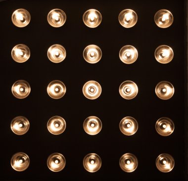 Karanlık duvar doku üzerinde Işık Ampüller