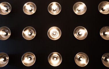 Karanlık duvardan parlayan ampul