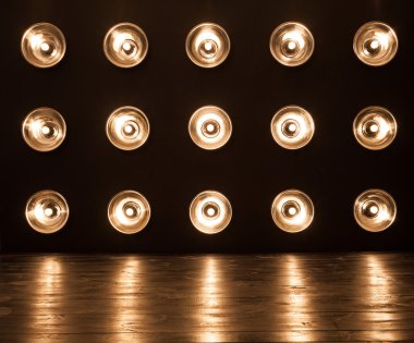 İç Işık Ampüller karanlık duvar ve bir zemin üzerinde ile 