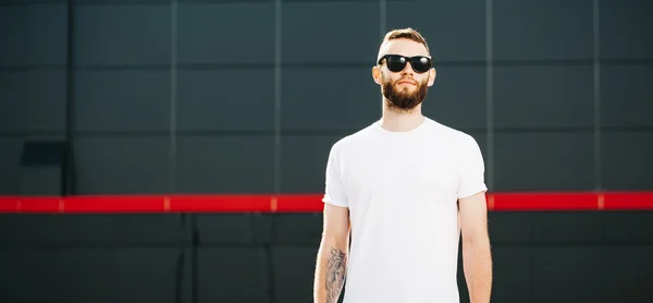 Człowiek sobie pustej biały t-shirt i okulary na zewnątrz — Zdjęcie stockowe