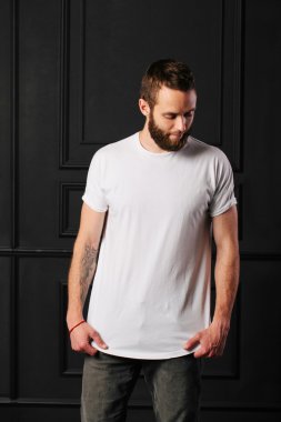 logonuzu bir hipster doğum yeri olan beyaz boş t-shirt dostum wi