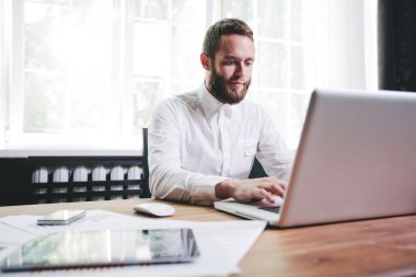 Office bir pencere giyen yanında beyaz gömlek çalışan adam