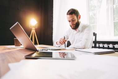 Office bir pencere giyen yanında beyaz gömlek çalışan adam