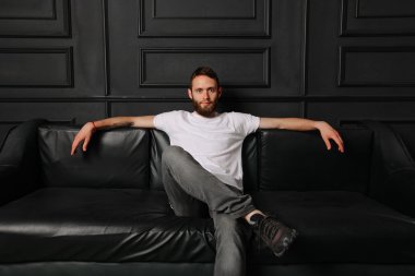 logonuzu bir hipster doğum yeri olan beyaz boş t-shirt dostum wi