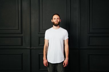 logonuzu bir hipster doğum yeri olan beyaz boş t-shirt dostum wi