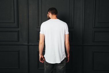 logonuzu bir b bir hipster adamla tarihinde yeri olan boş t-shirt