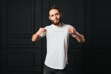 logonuzu bir hipster doğum yeri olan beyaz boş t-shirt dostum wi