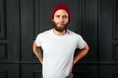 logonuzu bir hipster doğum yeri olan beyaz boş t-shirt dostum wi