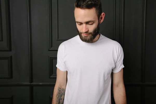 White blank t-shirt with space for your logo on a hipster man wi — Stock Photo, Image