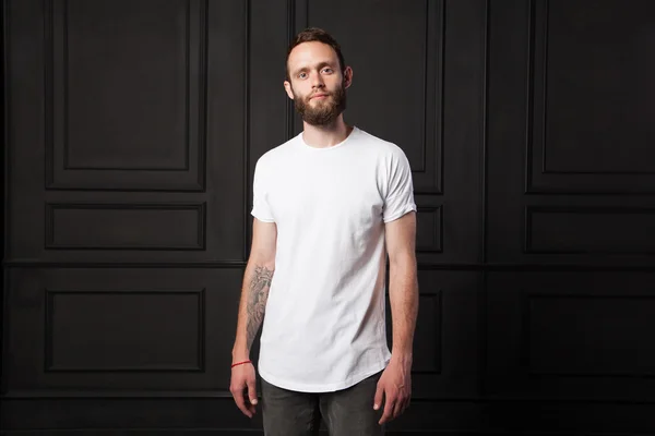 Camiseta blanca en blanco con espacio para su logotipo en un hombre hipster wi —  Fotos de Stock