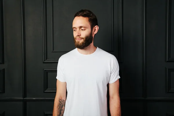 White blank t-shirt with space for your logo on a hipster man wi — Stock Photo, Image