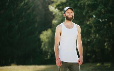 Logonuzu yeri olan beyaz boş t-shirt giyen hipster