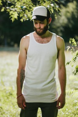 beyaz boş t-shirt ve logonuzu yeri olan bir beyzbol şapkası