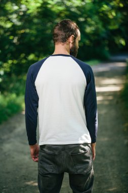 logonuzu bir hipster doğum yeri olan beyaz boş t-shirt dostum wi