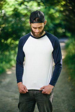 logonuzu bir hipster doğum yeri olan beyaz boş t-shirt dostum wi