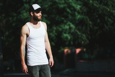logonuzu bir b bir hipster adamla tarihinde yeri olan boş t-shirt
