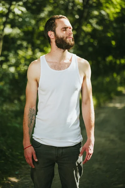 Camiseta blanca en blanco con espacio para su logotipo — Foto de Stock