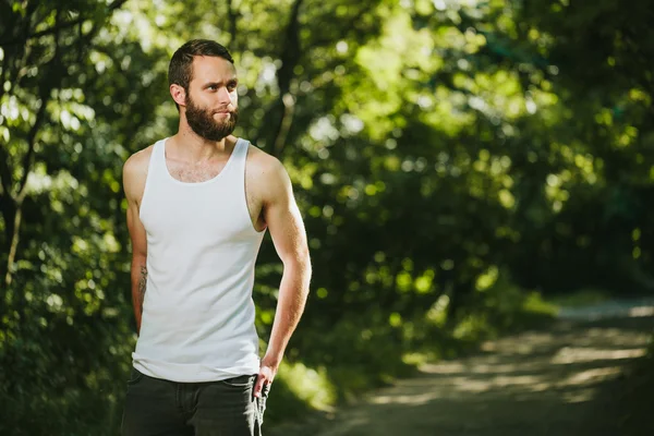 Hipster bär vit blank t-shirt med plats för din logo — Stockfoto