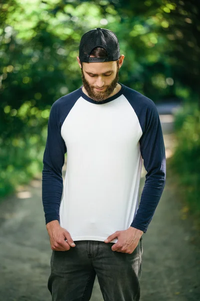 T-shirt branca em branco com espaço para o seu logotipo em um homem hipster wi — Fotografia de Stock