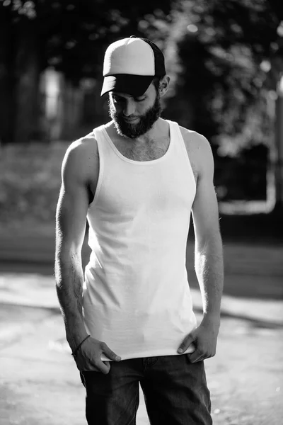 Hombre vistiendo blanco camiseta en blanco con espacio para su logotipo — Foto de Stock