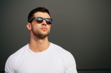 Logonuzu yeri olan beyaz boş t-shirt giyen hipster