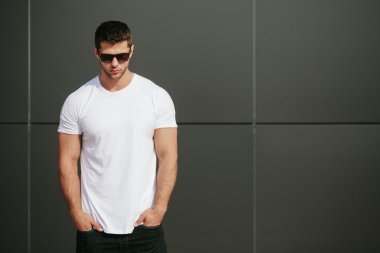 Logonuzu yeri olan beyaz boş t-shirt giyen hipster