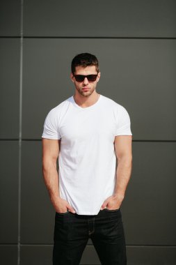 logonuzu yeri olan beyaz boş t-shirt giyen adam