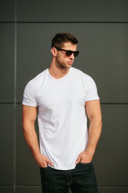 logonuzu yeri olan beyaz boş t-shirt giyen adam