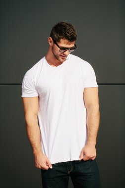 logonuzu yeri olan beyaz boş t-shirt giyen adam