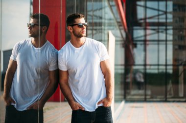 Logonuzu yeri olan beyaz boş t-shirt giyen hipster