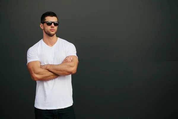 Hipster tragen weißes Blank-T-Shirt mit Platz für Ihr Logo — Stockfoto