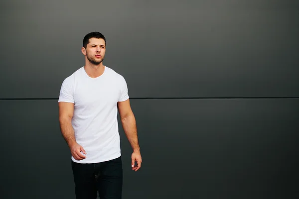 Hipster vistiendo blanco camiseta en blanco con espacio para su logotipo — Foto de Stock