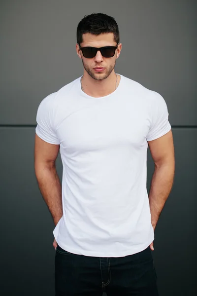 Hipster vistiendo blanco camiseta en blanco con espacio para su logotipo — Foto de Stock