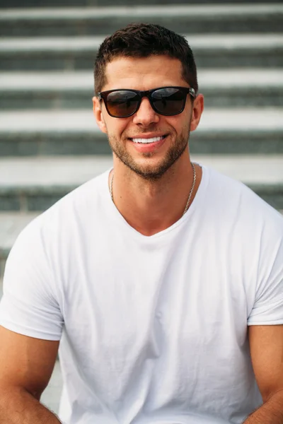 Hipster wearing white blank t-shirt with space for your logo — Stock Photo, Image