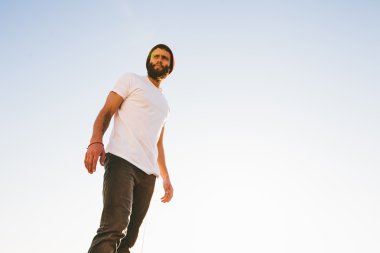 Beyaz bir gömlek giymiş adam