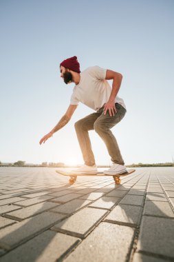 bir paten üzerinde kaykaycı