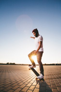 bir paten üzerinde kaykaycı