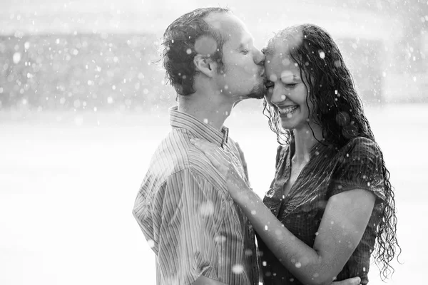 Beijando casal sob chuva de verão — Fotografia de Stock