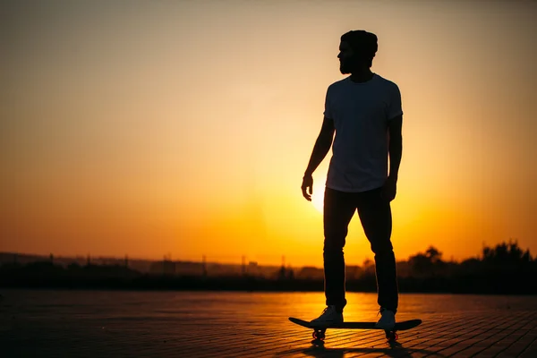 Skaterboarder riding a skate — Stock Photo, Image