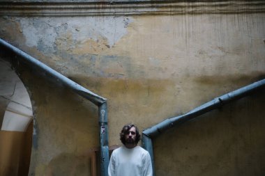 Avrupa 'nın eski şehirleri arasında uzun saçlı bir adam portresi