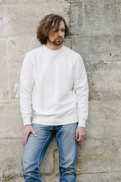 Beyaz Sweatshirt Kapüşonlu Bir Adam Avrupa Sokaklarında Boş Yeri Olan — Stok fotoğraf