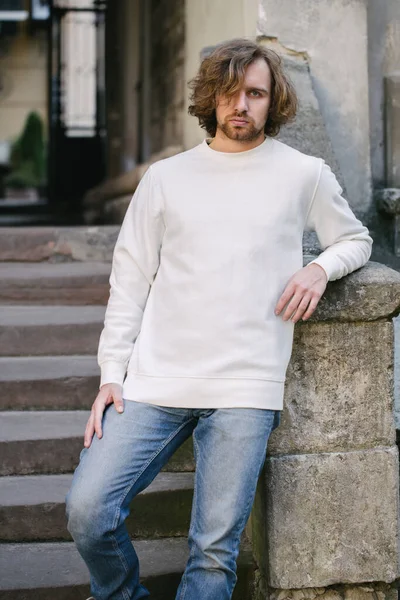 Hombre Con Sudadera Blanca Sudadera Con Capucha Para Maquetas Diseños — Foto de Stock