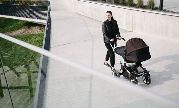 Madre Con Cochecito Cochecito Las Calles Modernas Ciudad Caminando Relajándose — Foto de Stock