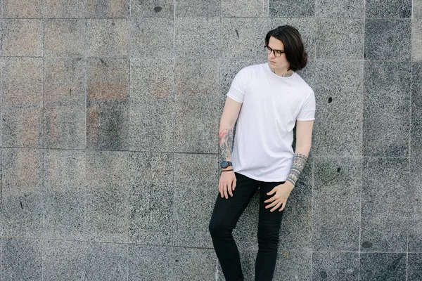 Hipster Knap Mannelijk Model Met Bril Wit Wit Wit Shirt — Stockfoto