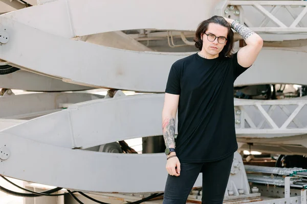 Hipster Knappe Mannelijke Model Met Bril Dragen Zwarte Witte Shirt — Stockfoto
