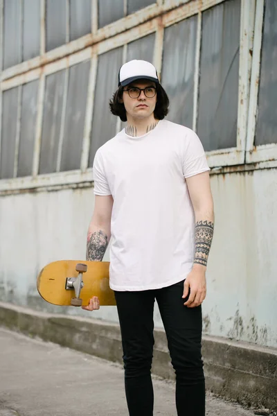 Hipster Guapo Modelo Masculino Con Gafas Blanco Camiseta Blanco Vaqueros —  Fotos de Stock
