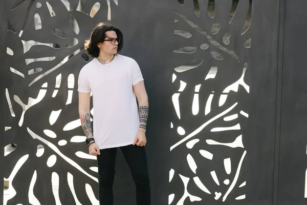 Hipster Guapo Modelo Masculino Con Gafas Blanco Camiseta Blanco Vaqueros —  Fotos de Stock