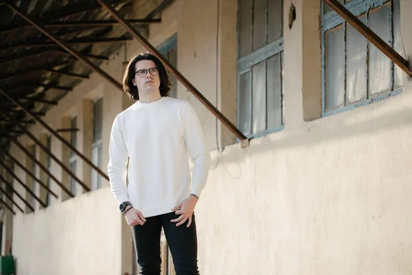 Man Met Een Blanco Wit Sweatshirt Een Grijze Achtergrond Sweatshirt — Stockfoto