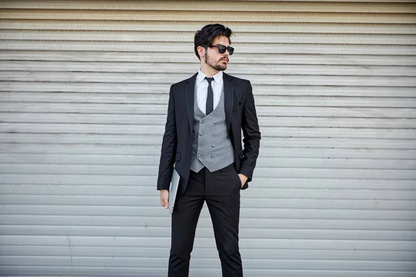 Geschäftsmann Eleganter Kleidung Mit Laptop Draußen Auf Der Straße — Stockfoto